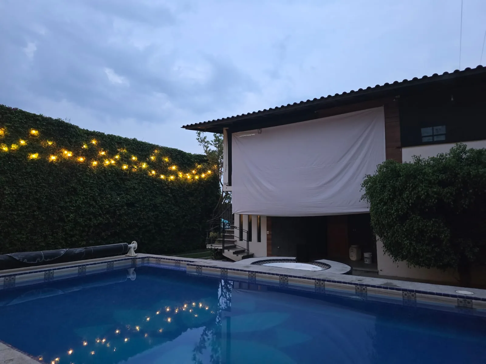 Alberca y pantalla al atardecer