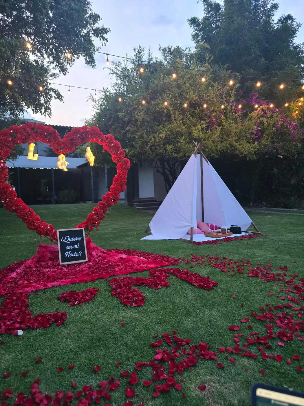 Corazón de rosas y teepee blanco