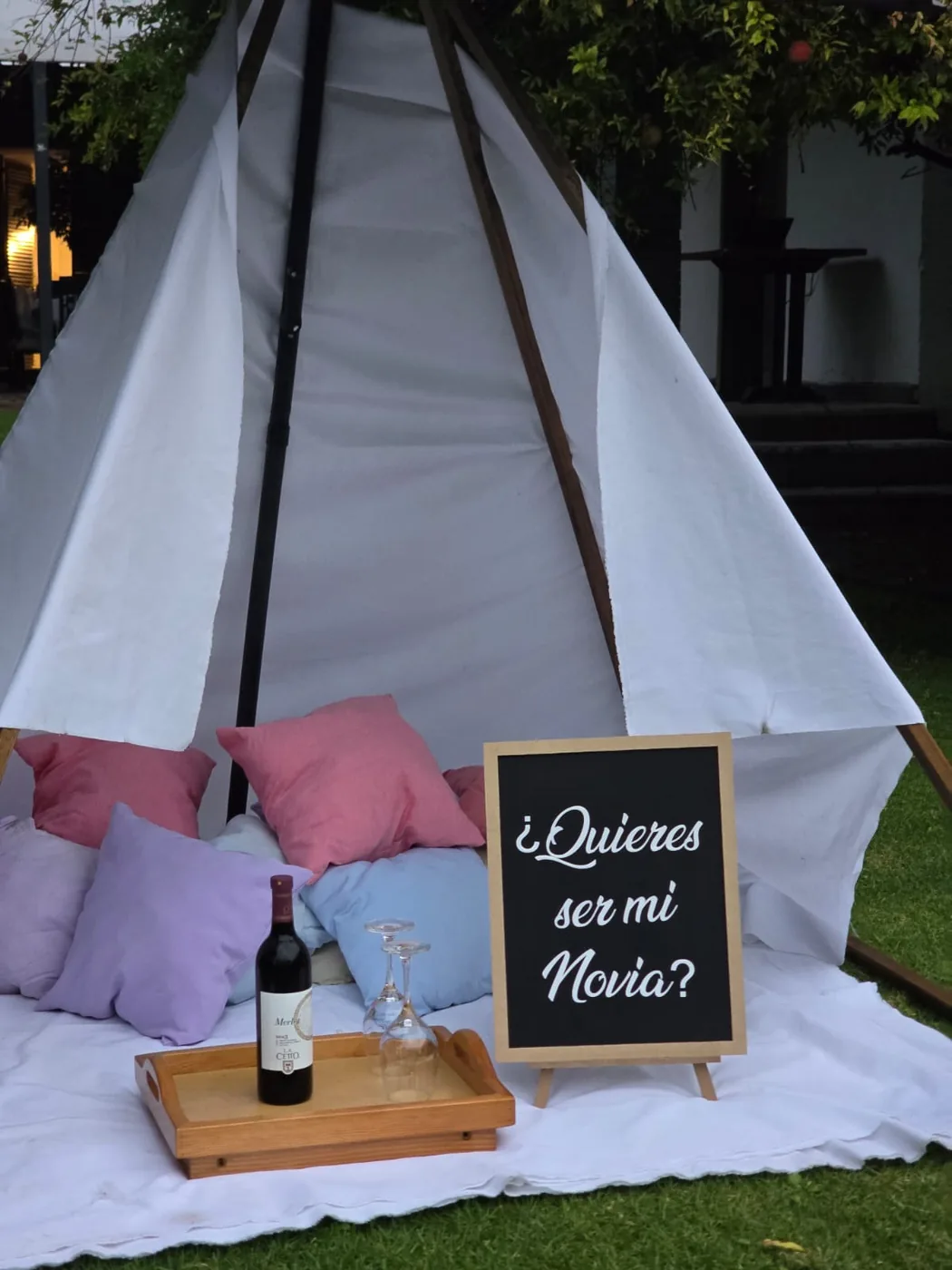 Teepee con letrero '¿Quieres ser mi novia?', botella de vino y copas — Godettia
