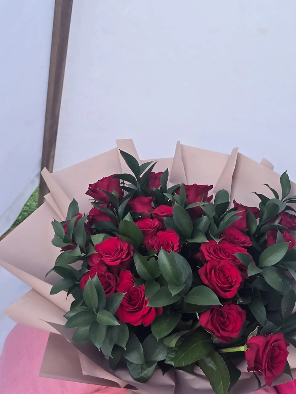 Ramo de rosas rojas dentro del teepee