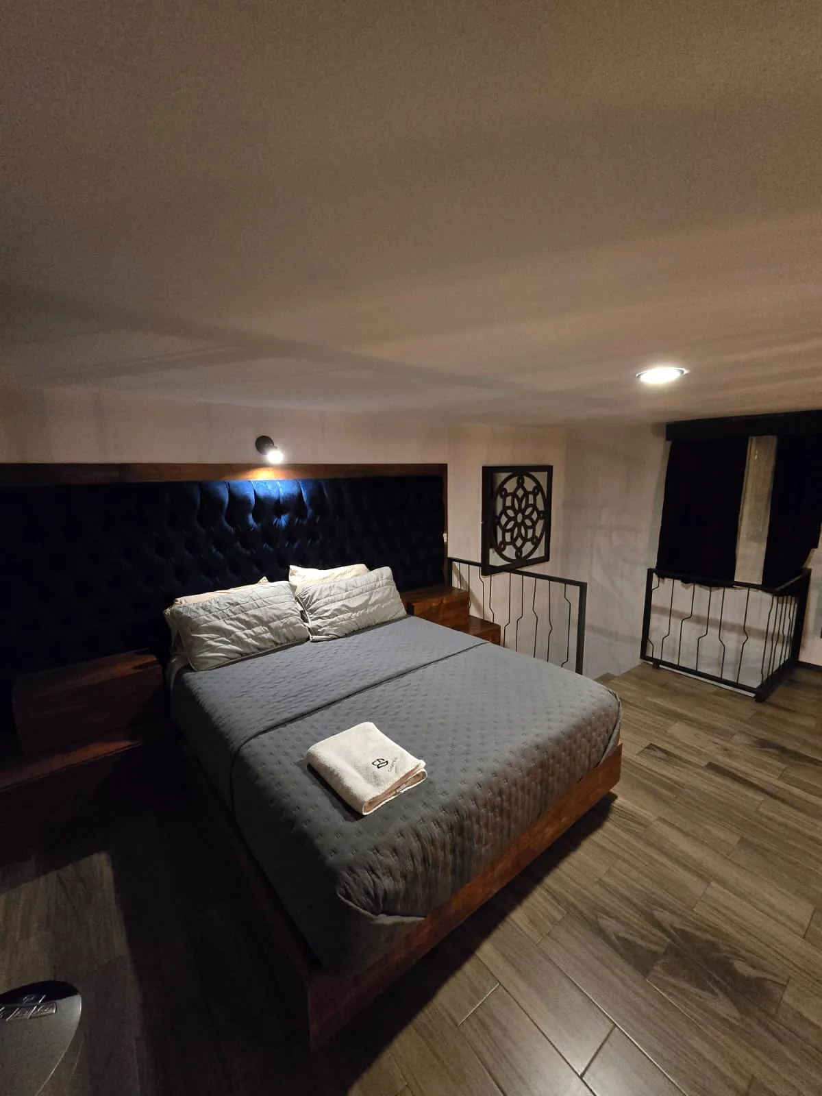 Queen Suite del Hotel Godettia — cama tendida con luz cálida